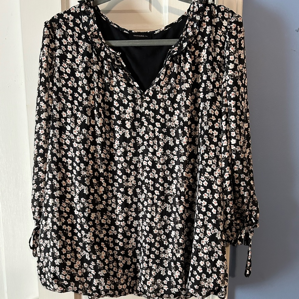 Black floral top 1x Tamara H